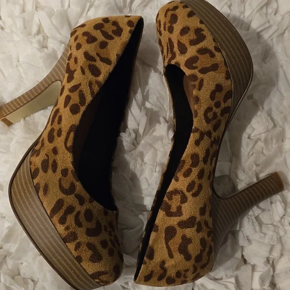 G by Guess Women's Size 7 Tan Leopard Print Platform Heels - Picture 8 of 8